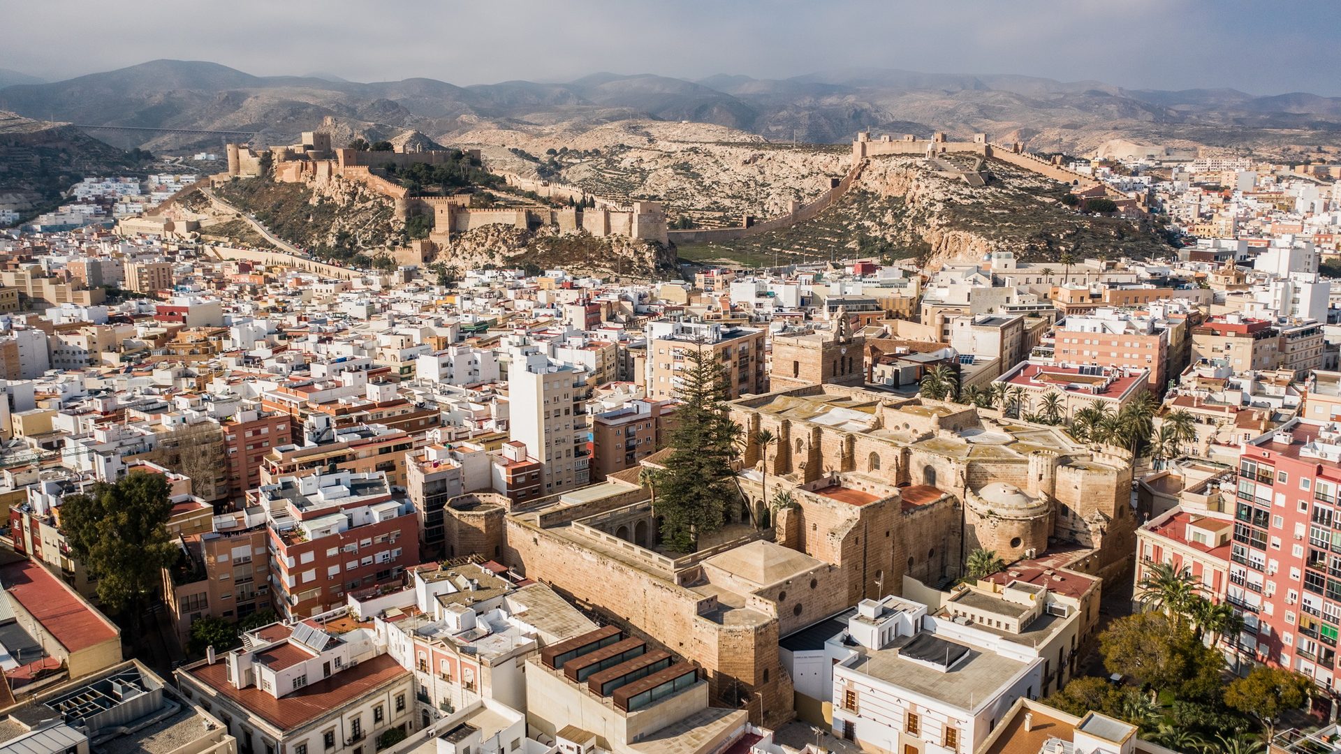 Almería capital y su puerto desde el aire