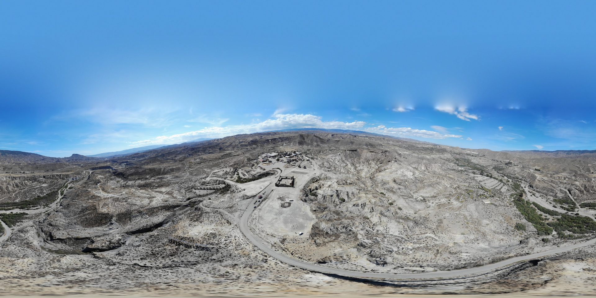 Panorámica esférica de 360 grados tomada con dron sobre el desierto de Tabernas