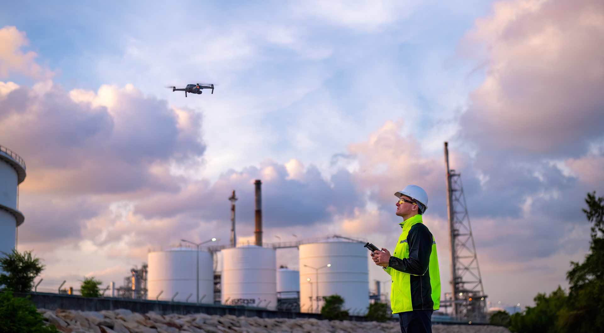 Vuelo de inspección con dron sobre una instalación industrial