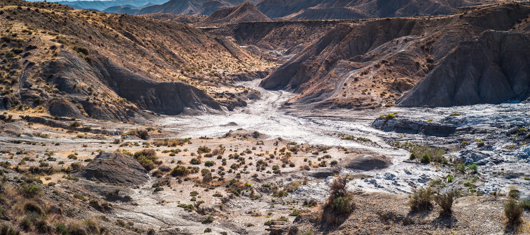 Paisaje árido del desierto de Almería visto desde el aire