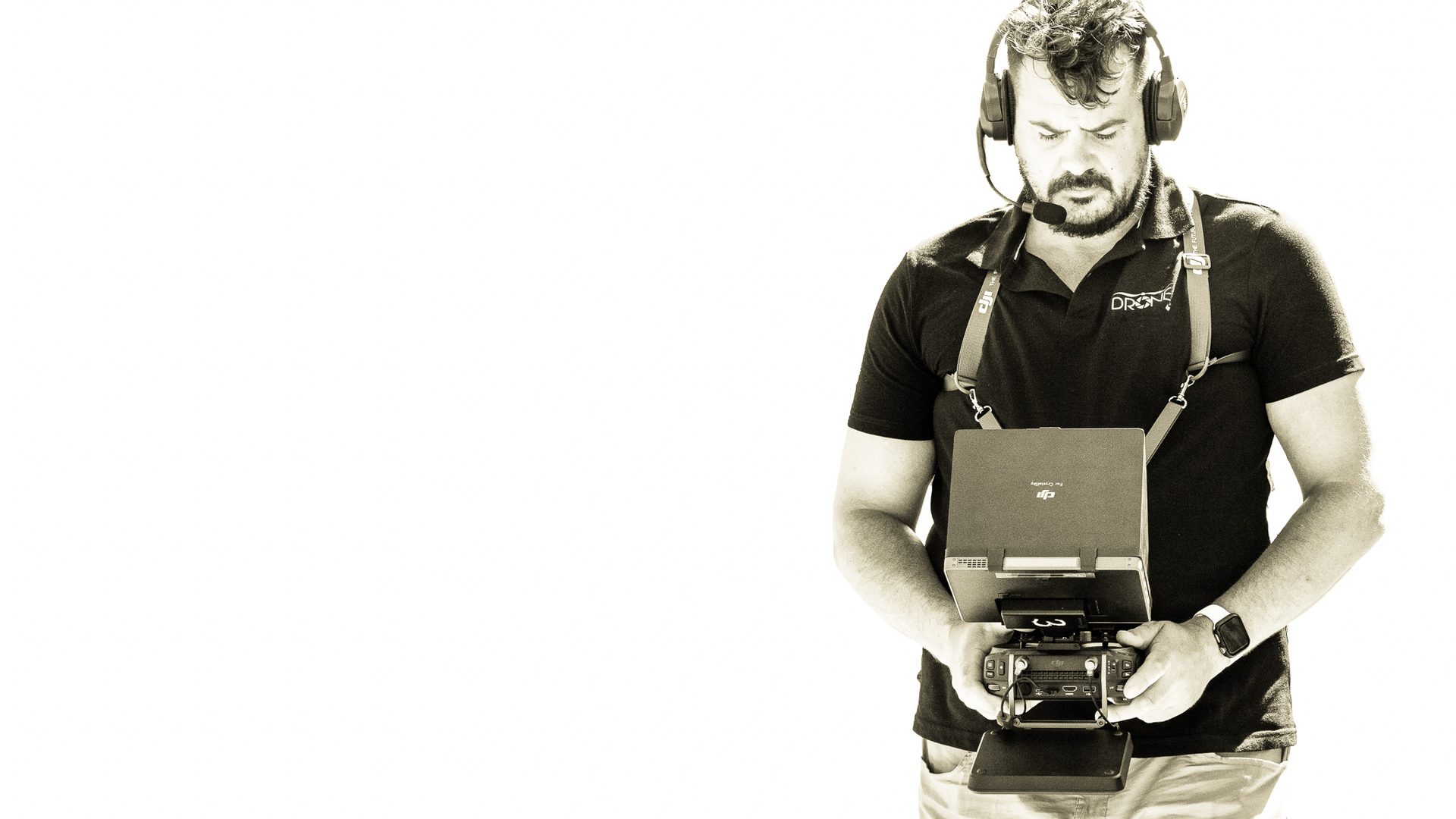 Piloto de dron con la emisora en la mano durante un vuelo de trabajo