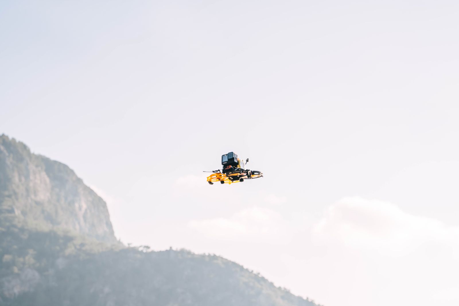 Dron agrícola de pulverización en vuelo sobre un cultivo