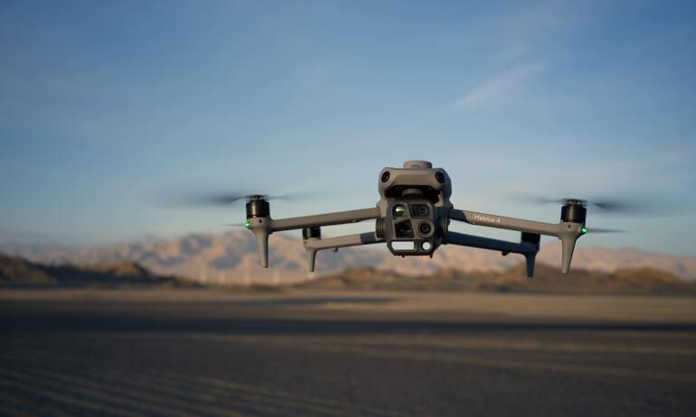 DJI Matrice 4 preparado para un vuelo de inspección