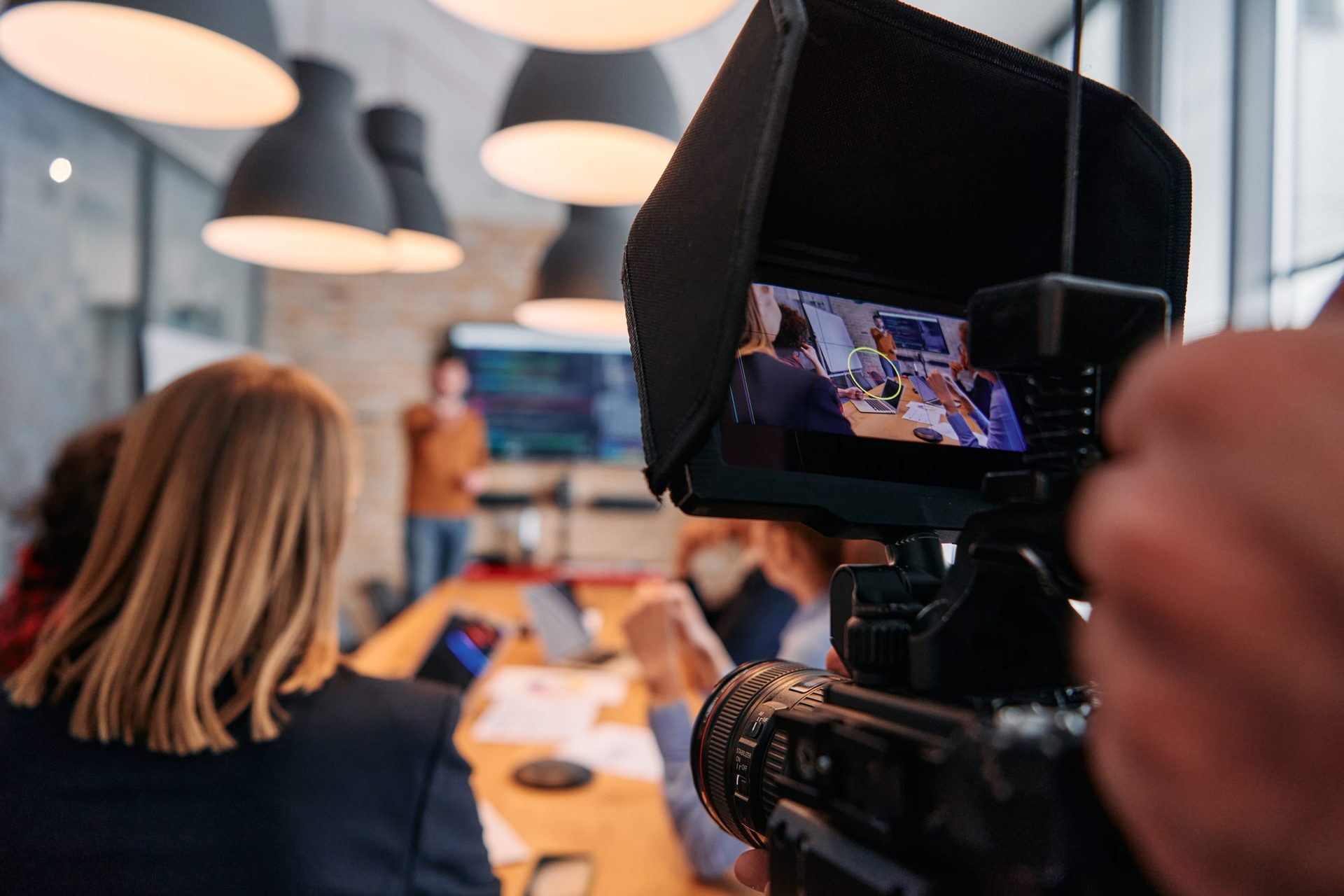 Cámara grabando una escena de trabajo en una oficina