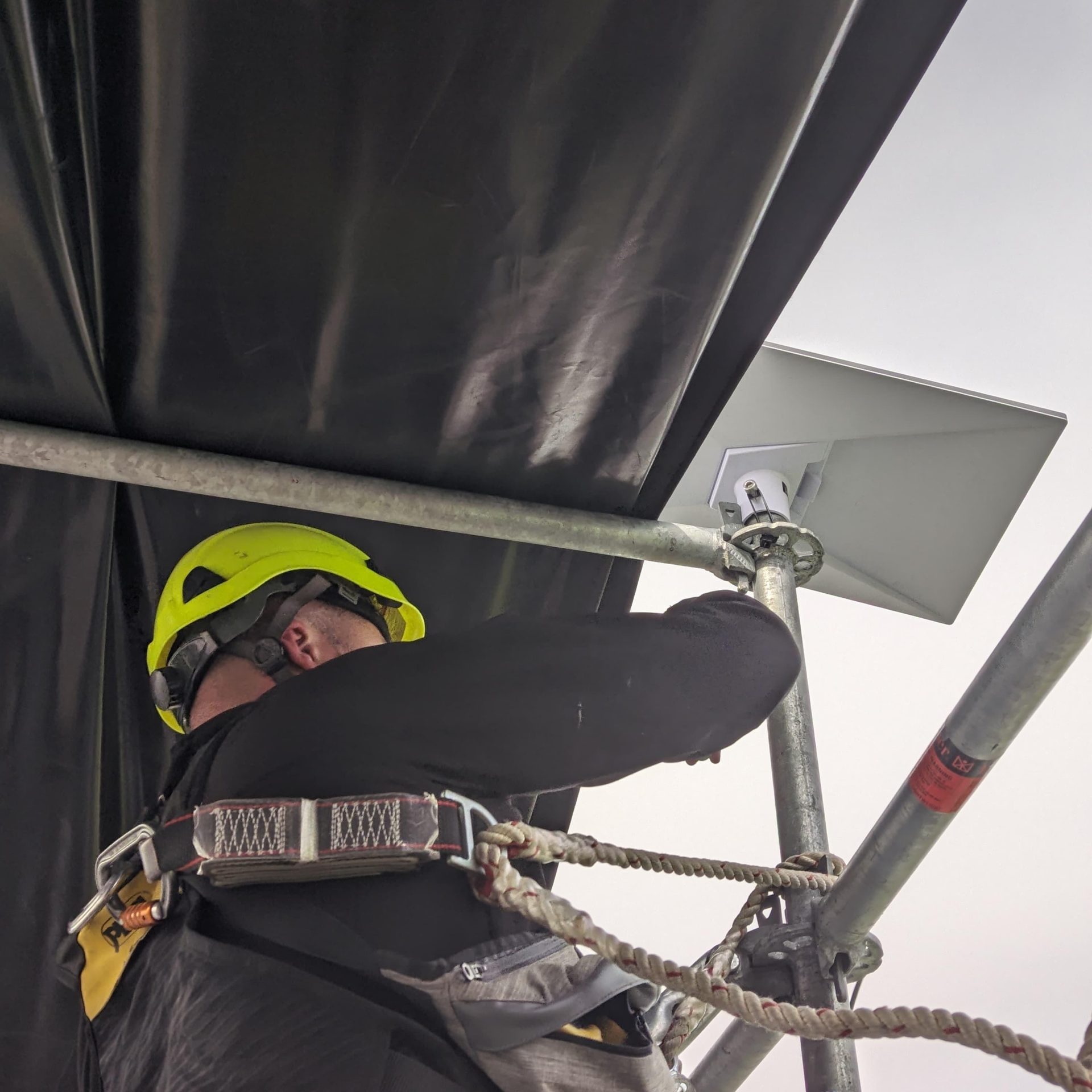 Técnico trabajando en altura sobre una estructura metálica