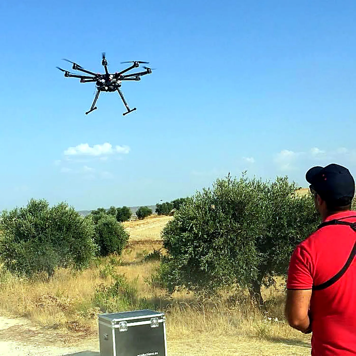 Hexacóptero profesional en vuelo fotogramétrico sobre un olivar